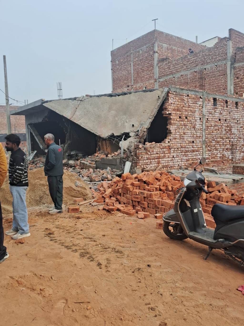 जिला योजनाकार दस्ते ने तीन गाँवों में विकसित की जा रही 13 कालोनियों पर पीला पंजा चलाया 